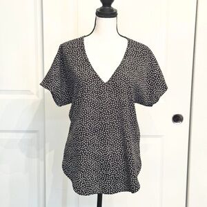 14th & Union Black + White Short Sleeved V-Neck Blouse Tunic Top, Size S